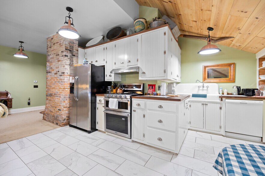 More Photos Of 403 E Adams St, Sandusky Hospitality For Sale