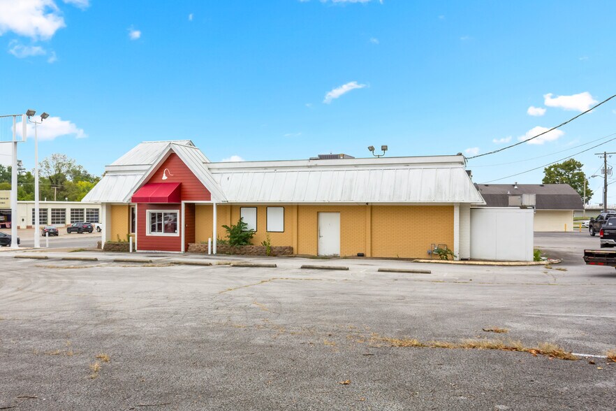 More Photos Of 2303 Ft. Campbell Blvd, Hopkinsville General Retail For Sale