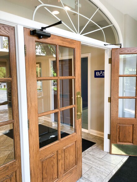 More Photos Of 1121 E Main St, St Charles Office Residential For Lease