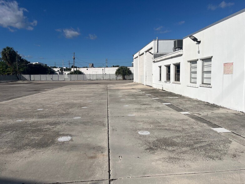 More Photos Of 1304 Old Okeechobee Rd, West Palm Beach Warehouse For Lease