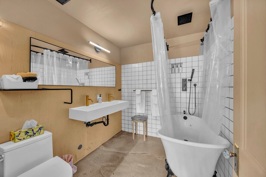 More Photos Of 118 S 4th St, Wilmington Hospitality For Sale