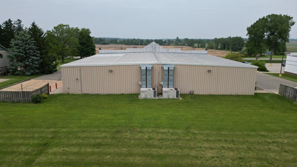 More Photos Of 4464 Huron St, North Branch Freestanding For Lease