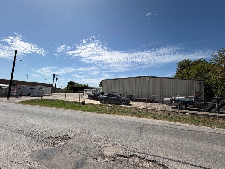 More Photos Of 5540 Dietrich Rd, San Antonio Service For Lease