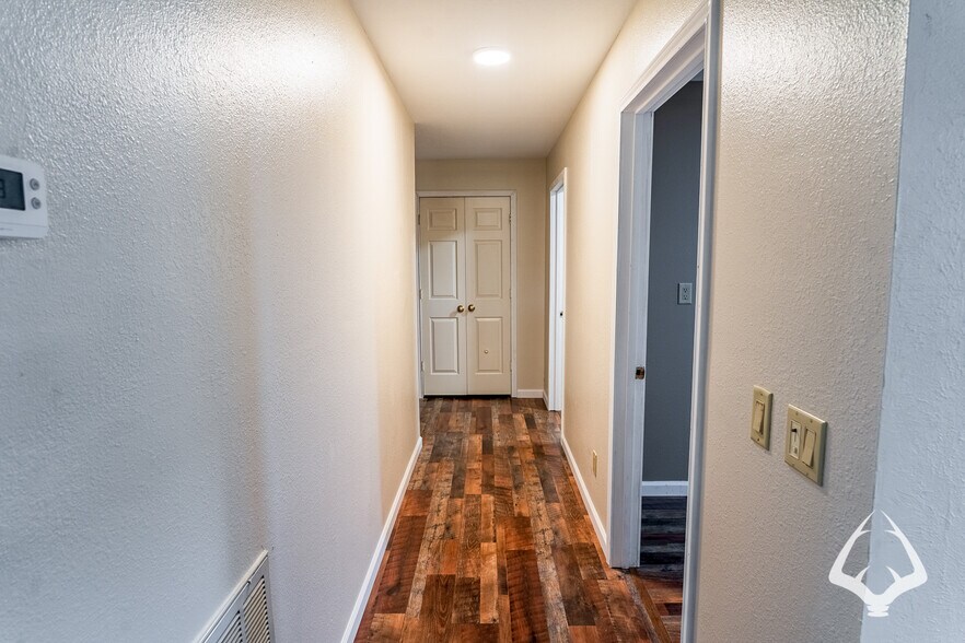More Photos Of 205 N Wheeler Rd, Colmesneil Office For Sale