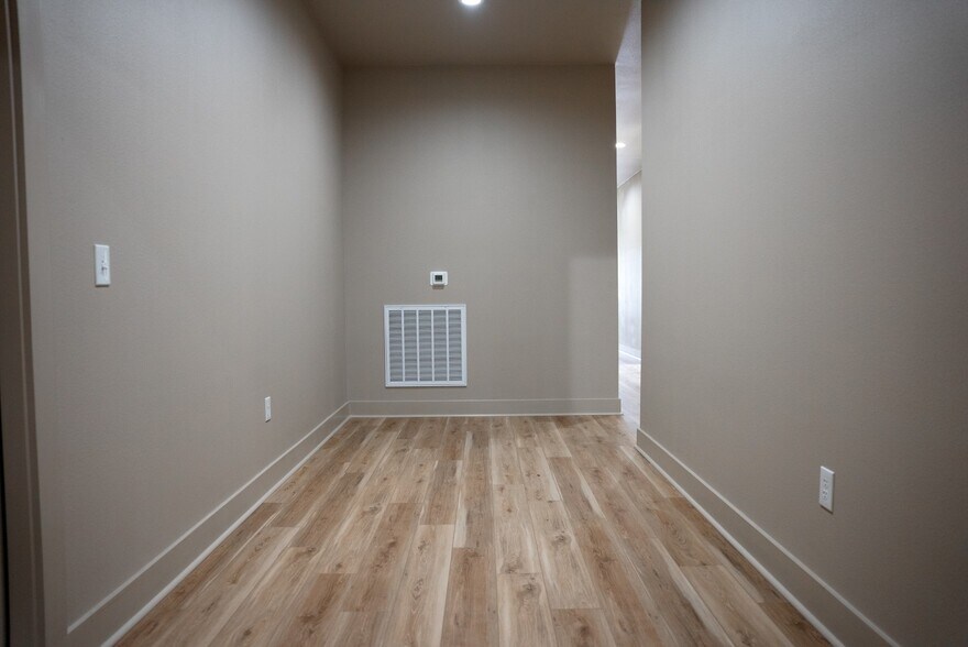 More Photos Of 8850 Industrial Pky, Beaumont Warehouse For Lease
