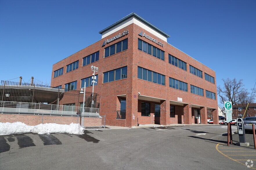 Primary Photo Of 35 E Blancke St, Linden Medical For Lease