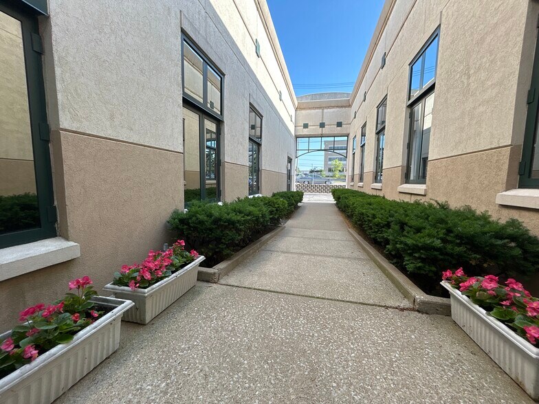 More Photos Of 747 Lake Cook Rd, Deerfield Flex For Lease