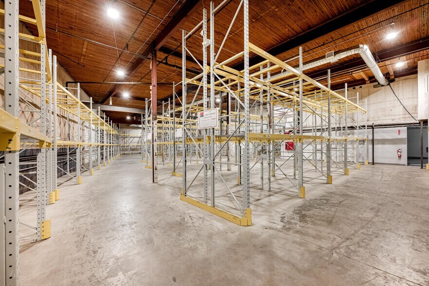 More Photos Of 561-563 Rue Lindbergh, Laval Warehouse For Sale