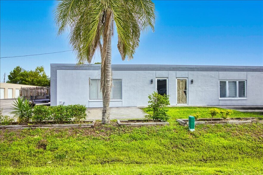 More Photos Of 2231-2235 Bruner Ln, Fort Myers Distribution For Sale