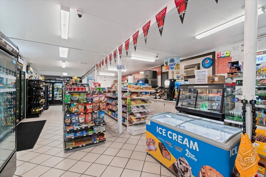 More Photos Of 1279 35th St, Springfield Storefront Retail Residential For Sale