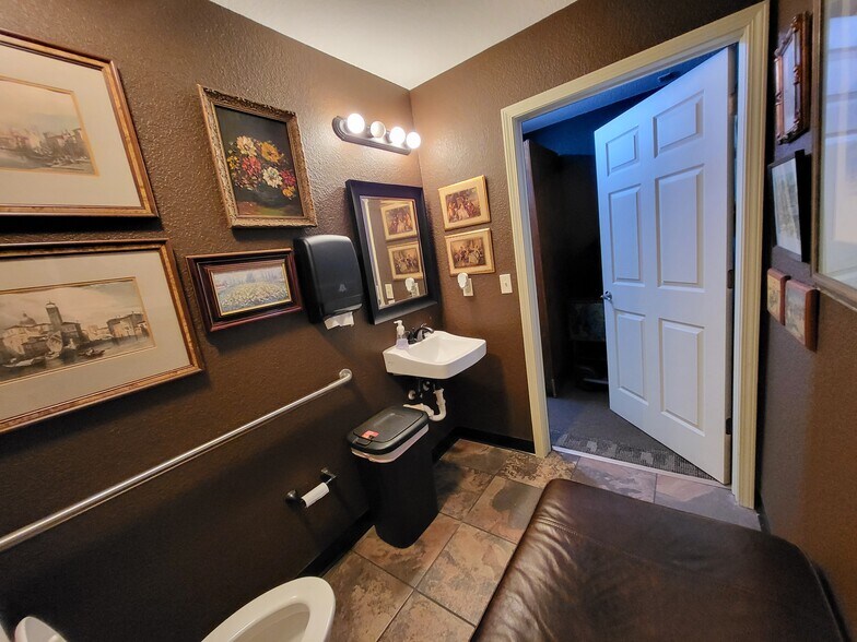 More Photos Of 1209 W 7th St, Joplin Office For Sale