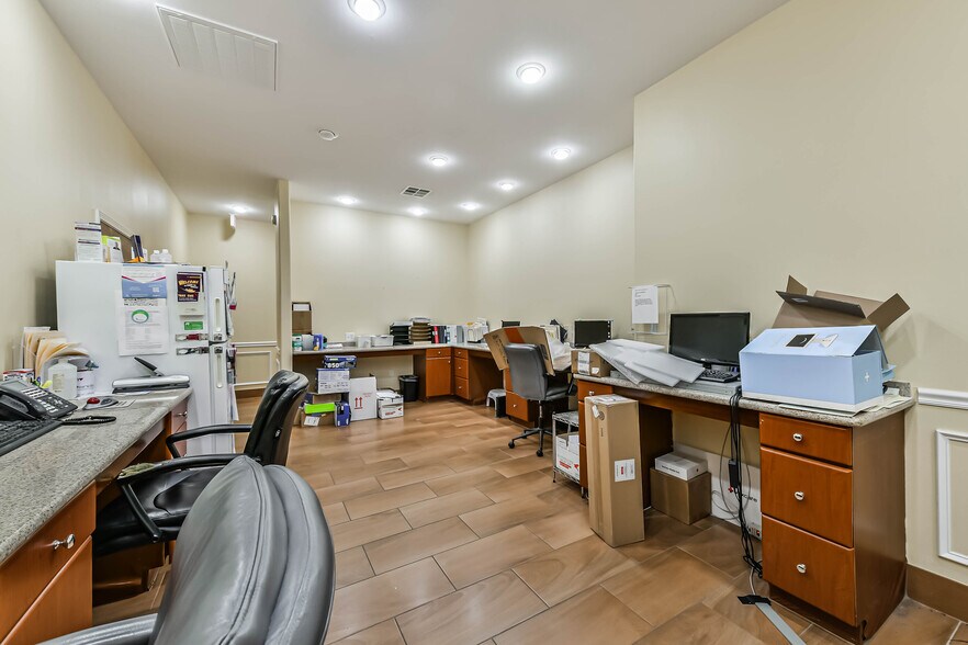 More Photos Of 1111 S Friendswood Dr, Friendswood Office For Lease