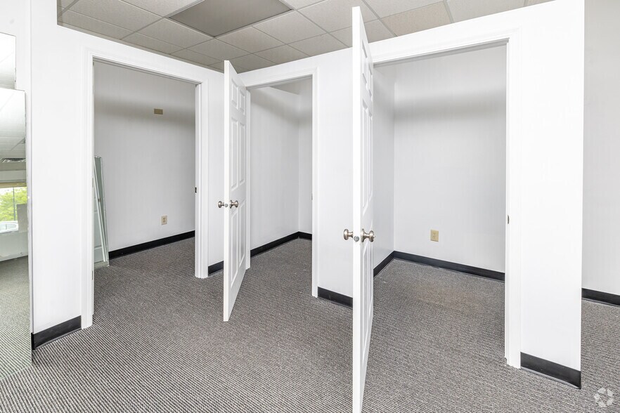 More Photos Of 10040-10046 N Port Washington Rd, Mequon Storefront Retail Office For Lease