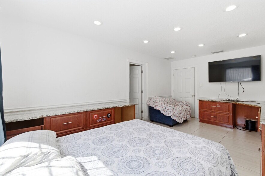 More Photos Of 7941 N Armenia Ave, Tampa Freestanding For Lease