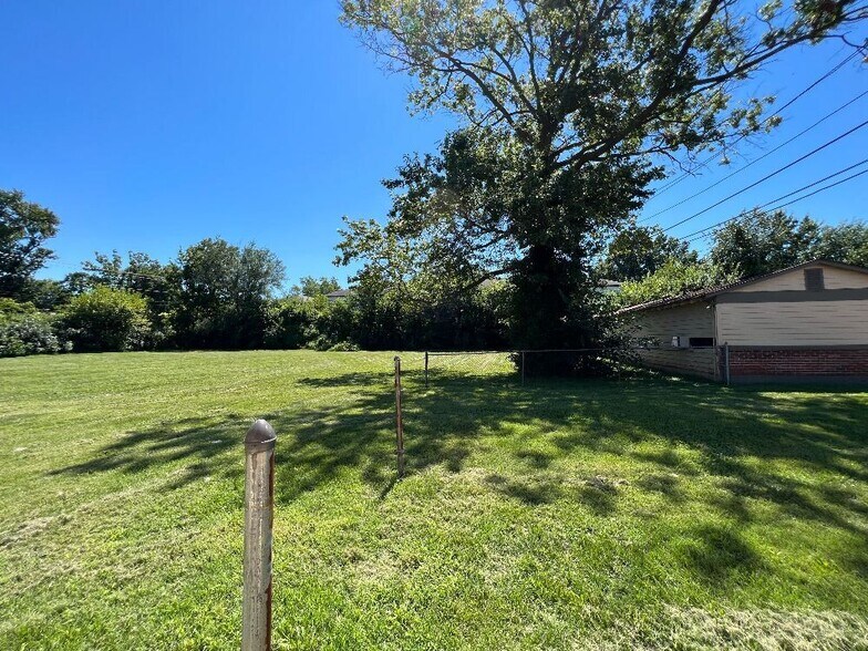 More Photos Of 1560 E 10th St, Jeffersonville Hotel For Sale