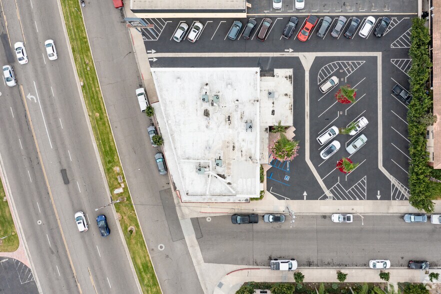 More Photos Of 1921 N Tustin Ave, Santa Ana Freestanding For Lease
