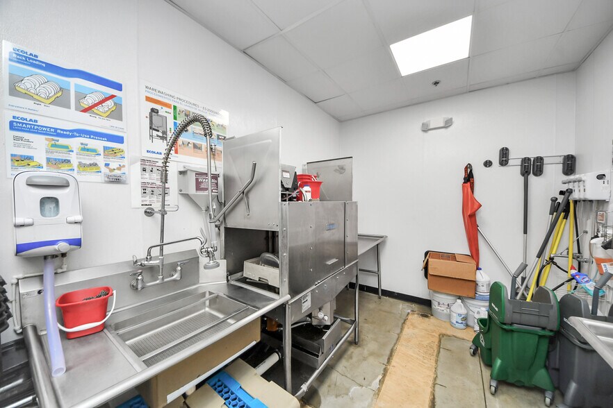 More Photos Of 30625 Kingsland Blvd, Brookshire Storefront For Sale