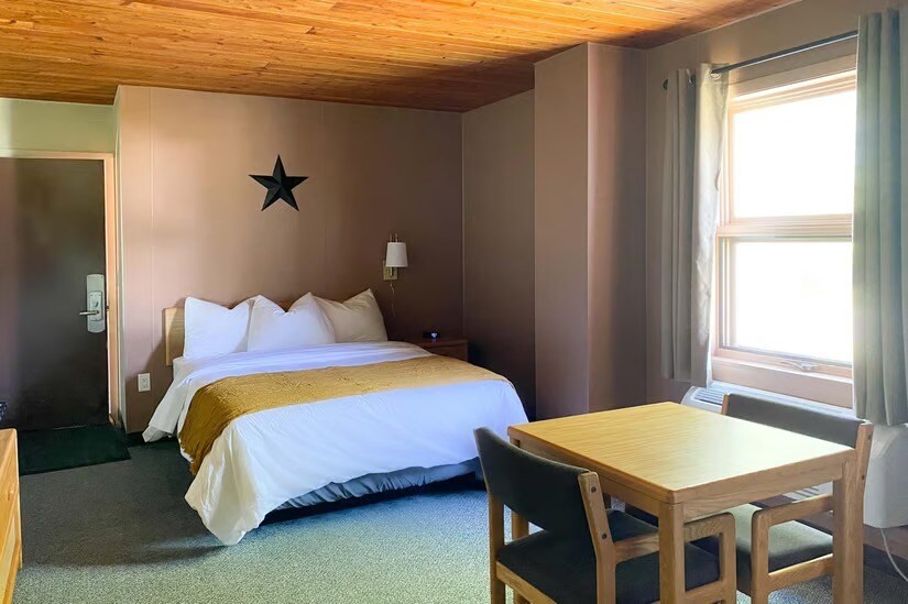 More Photos Of 600 22nd St, Benson Hotel For Sale