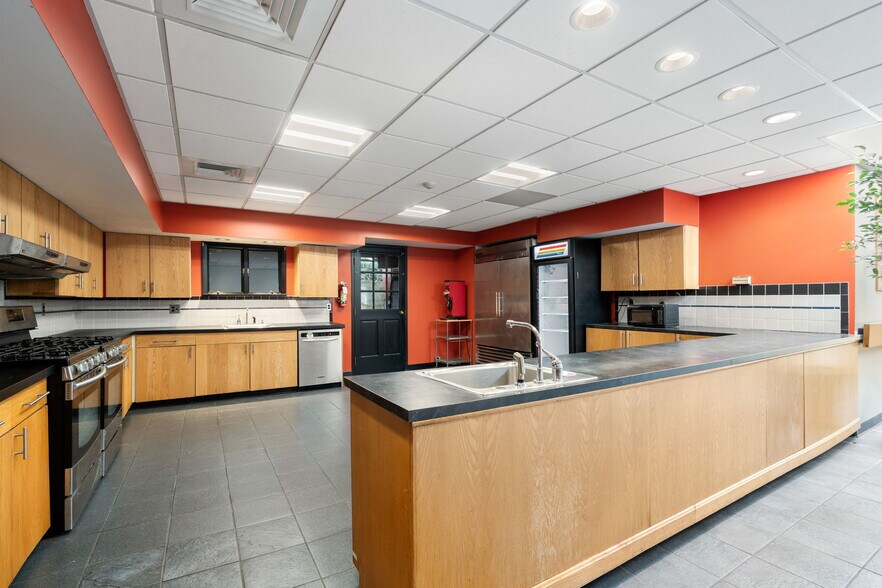 More Photos Of 115 Dummer St, Brookline Flex For Sale