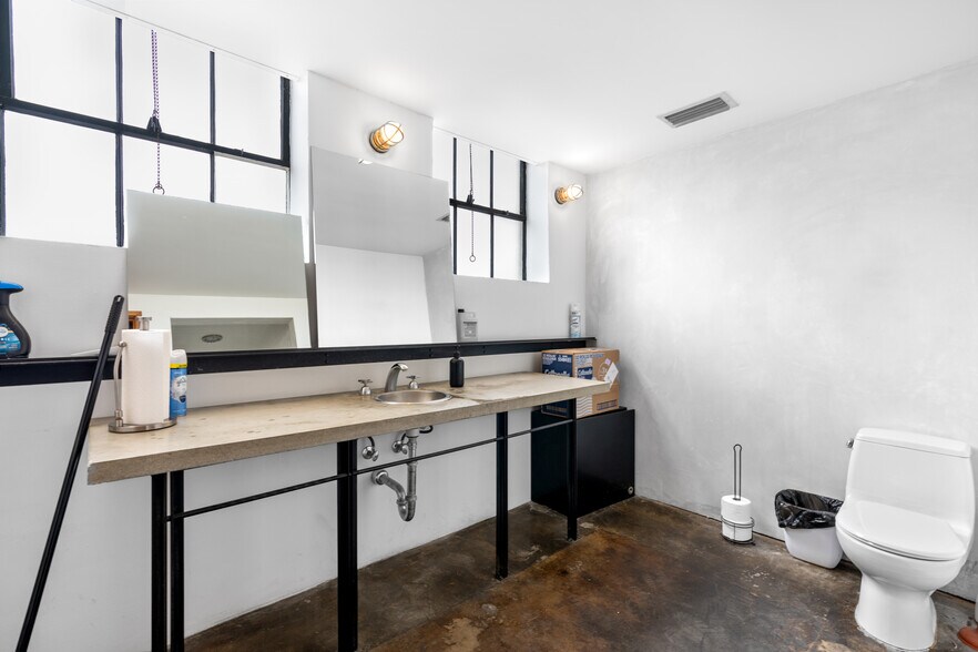 More Photos Of 311-321 Sixth St, San Antonio Office For Sale