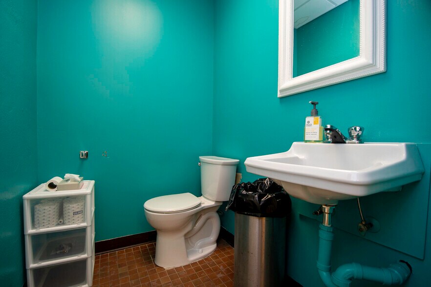 More Photos Of 904 Water St, Peterborough Freestanding For Lease