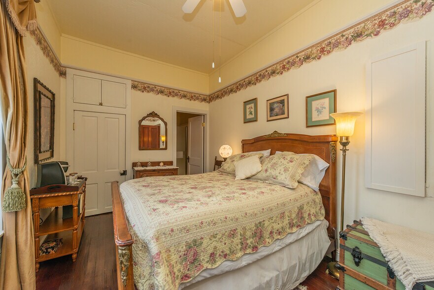 More Photos Of 481 Main St, Weaverville Hotel For Sale