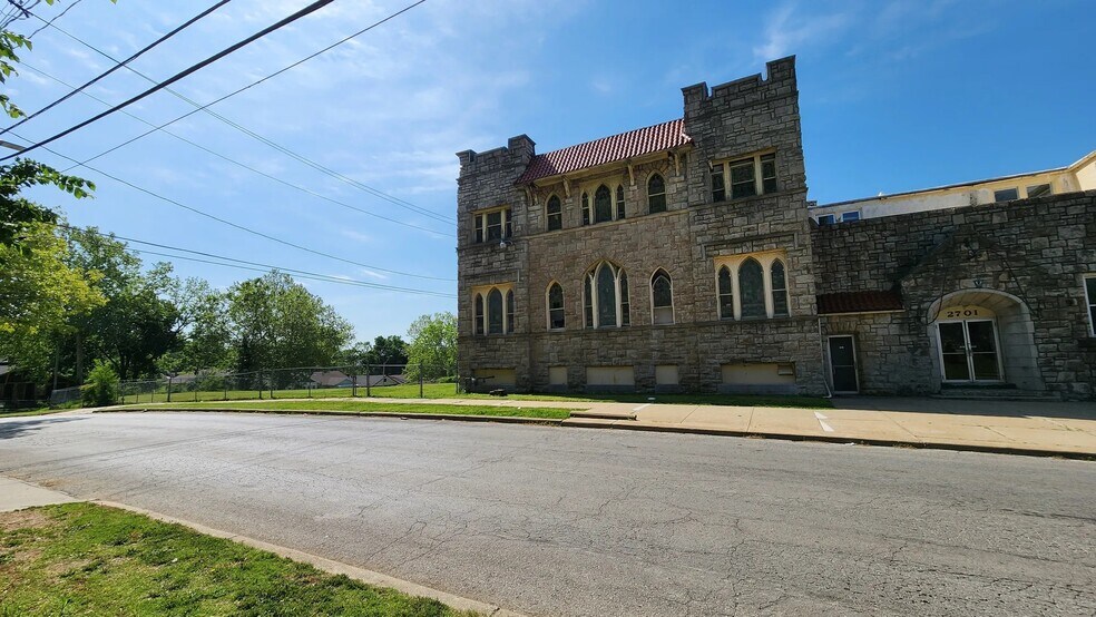 More Photos Of 2701 E 43rd St, Kansas City Specialty For Sale