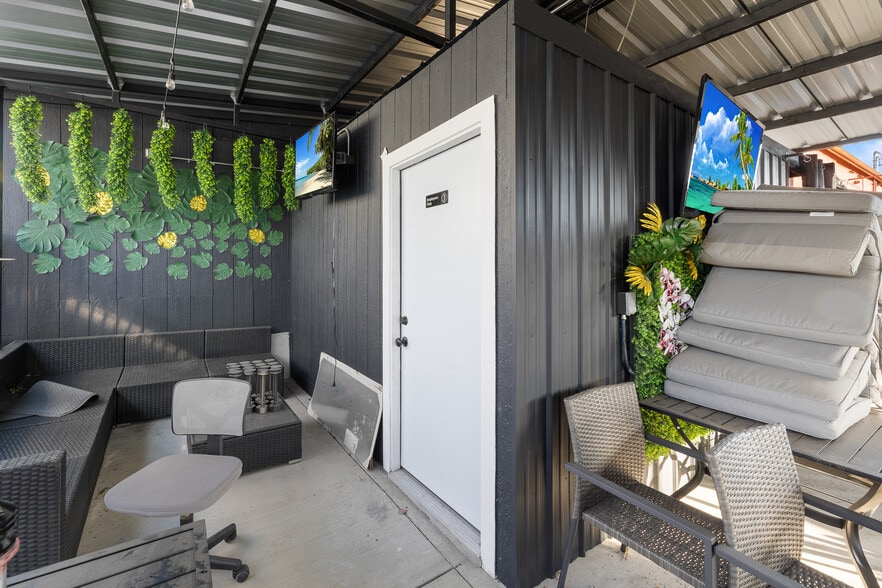 More Photos Of 9937 Commerce Ave, Tujunga Freestanding For Sale