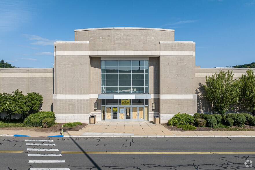 More Photos Of 575 Union St, Waterbury Department Store For Lease