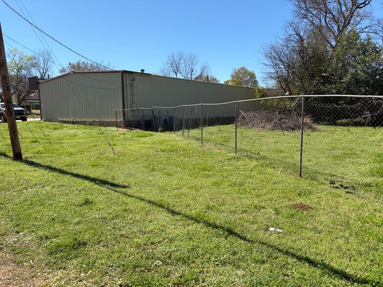 More Photos Of 601 W Lacy St, Palestine General Retail For Sale