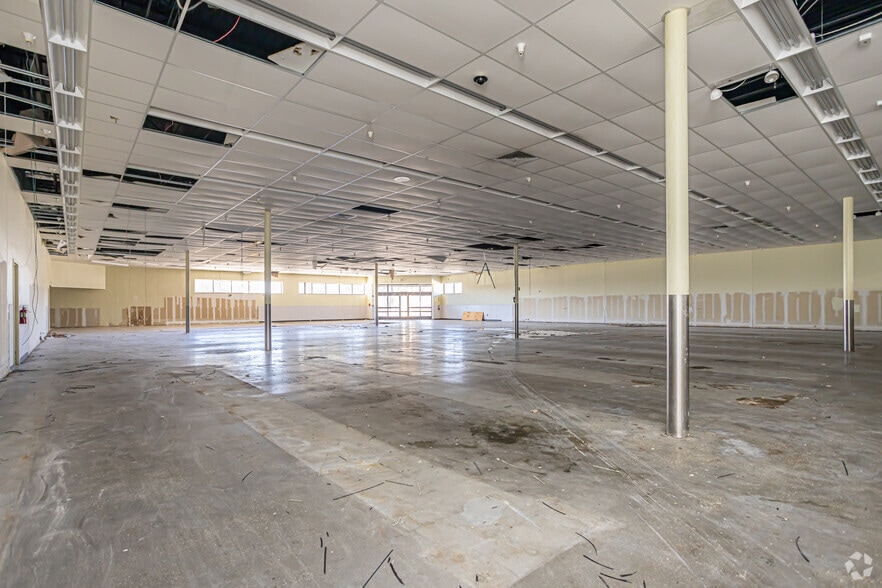 More Photos Of 5501 Crowder Blvd, New Orleans Storefront Retail Office For Lease