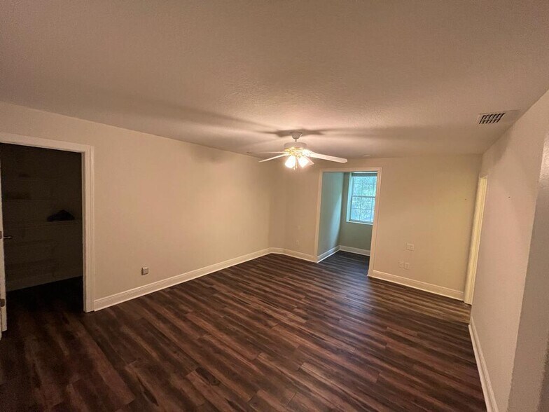 More Photos Of 4030 N Monroe St, Tallahassee Light Distribution For Sale