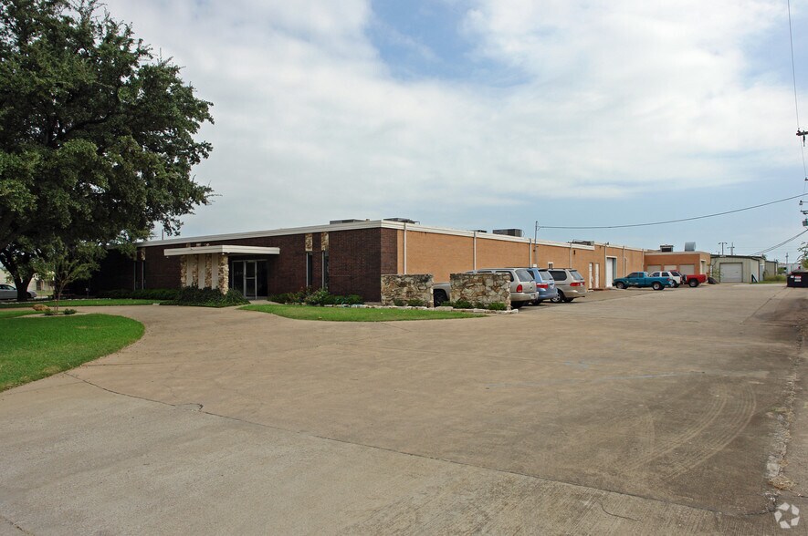 More Photos Of 300 S Kirby St, Garland Warehouse For Lease