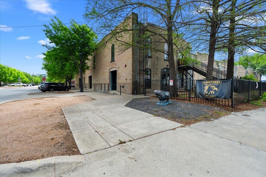 More Photos Of 117 East St, Hutto Loft Creative Space For Sale