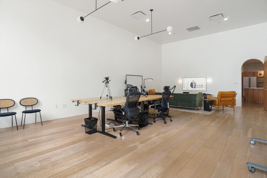 More Photos Of 409 N Oak St, Roanoke Storefront Retail Office For Lease