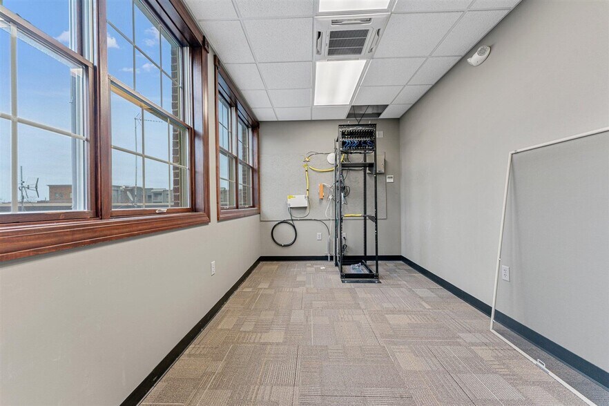 More Photos Of 728 College St, Bowling Green Office For Sale