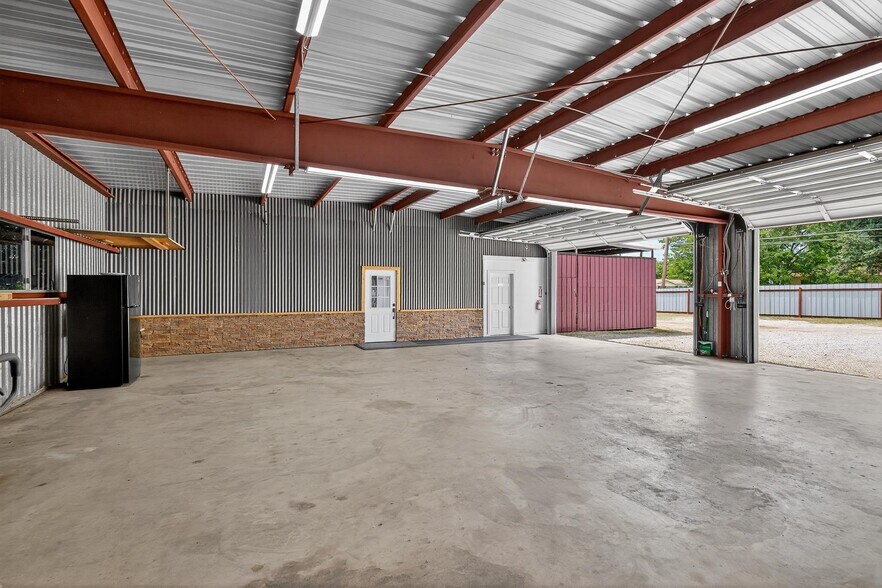 More Photos Of 201 W 9th St, Burnet Warehouse For Lease