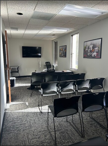 More Photos Of 4265 Brownsboro Rd, Winston-Salem Office For Sale