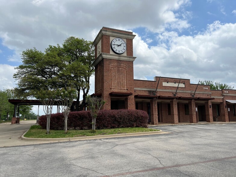 Primary Photo Of 622 Clara Barton Blvd, Garland Bank For Lease