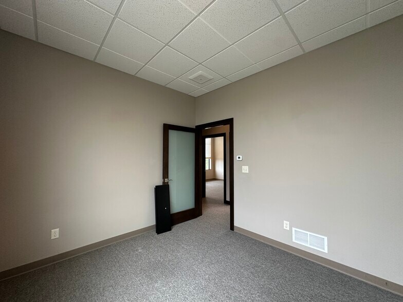 More Photos Of 673 Westbury Dr, Iowa City Storefront Retail Office For Sale