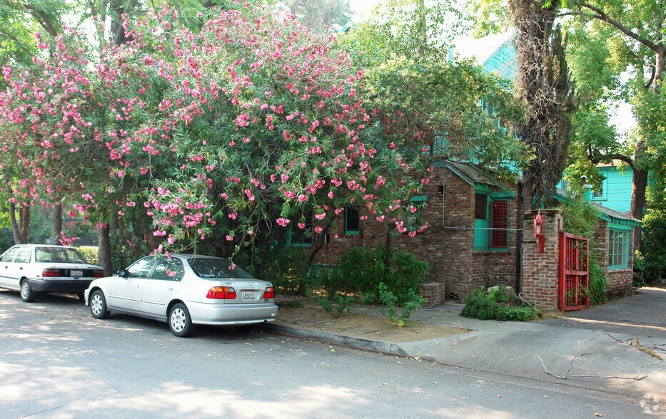 More Photos Of 840 E Brown Ave, Fresno Apartments For Sale