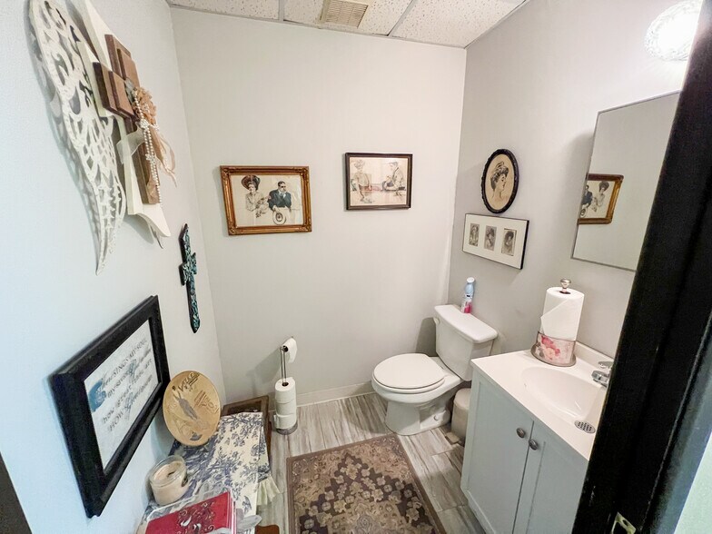 More Photos Of 1001-1009 W Industrial Ave, Midland Warehouse For Sale