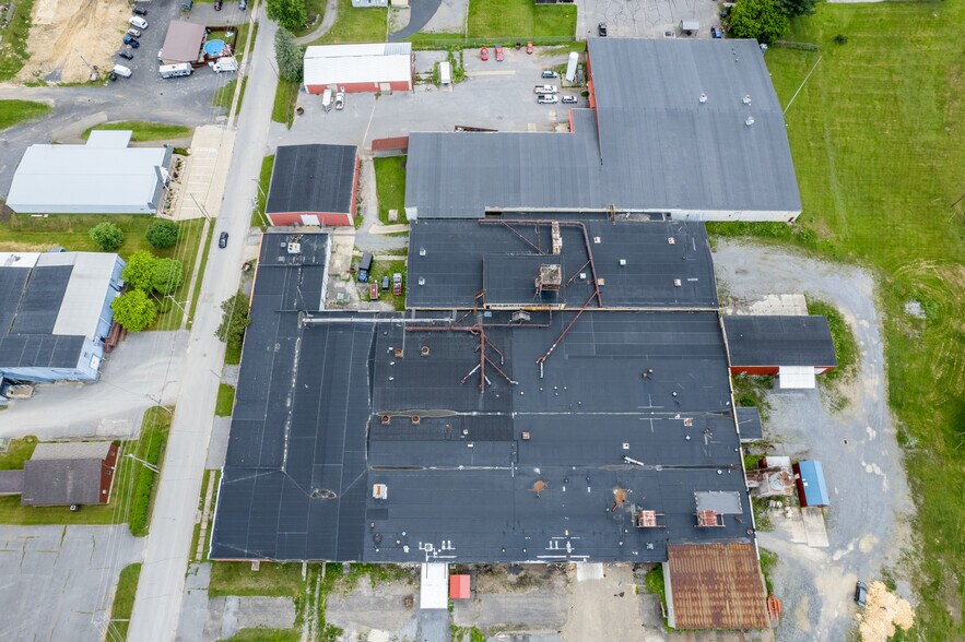 More Photos Of 11 Gillis Ave, Ridgway Manufacturing For Lease