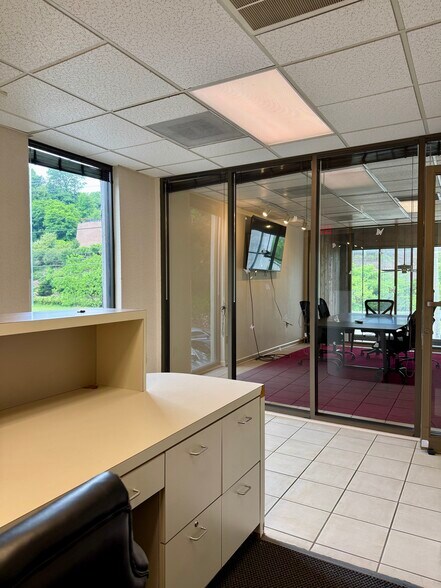 More Photos Of 3902-3904 Franklin Rd, Roanoke Office For Lease