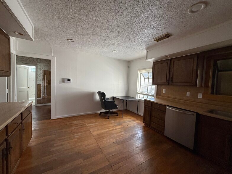 More Photos Of 2013 Blalock Rd, Houston Warehouse For Lease