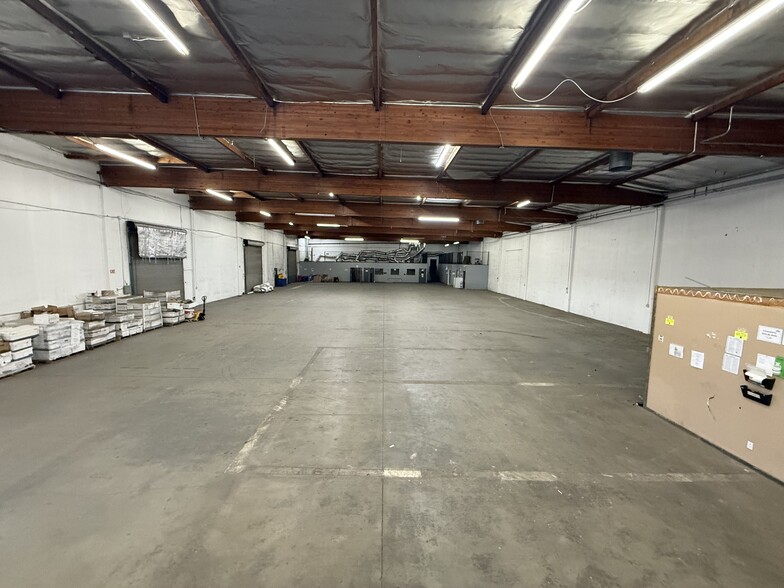 More Photos Of 7535 Woodman Pl, Van Nuys Warehouse For Lease