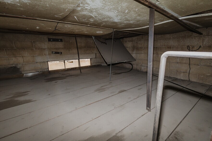 More Photos Of 410 N Commercial Ave, Sedgwick Storefront For Sale