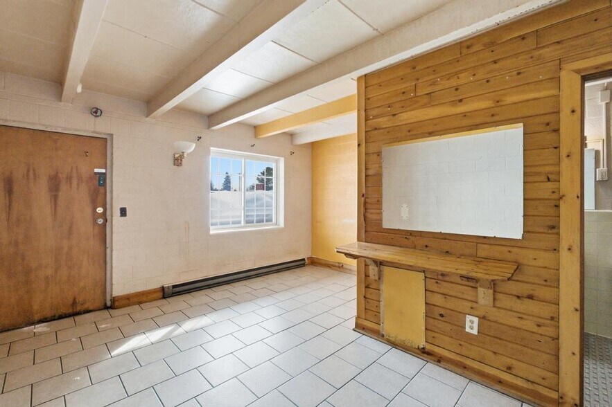 More Photos Of 1712 Ashmun St, Sault Sainte Marie Hotel For Sale