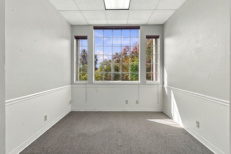 More Photos Of 403 W 11th St, Tracy Office For Sale