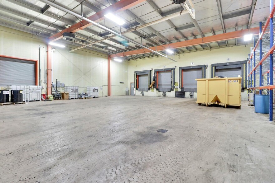 More Photos Of 40 Commercial Ave, Middletown Warehouse For Lease